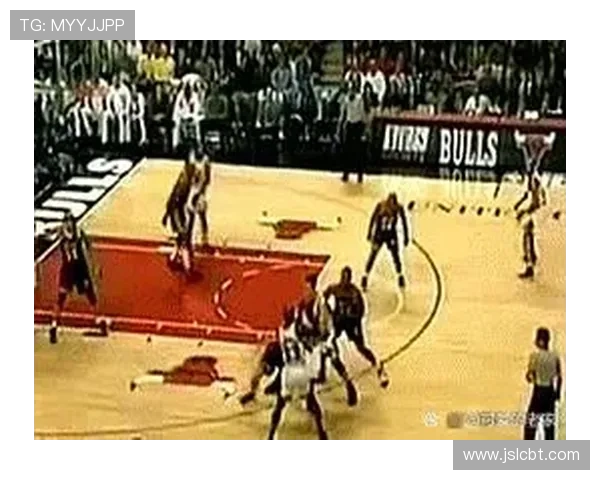 爱德华兹复刻乔丹经典弧顶撤步三分命中助森林狼完成反超